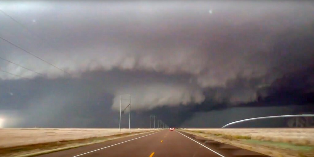 Tour guests closing in on large tornado